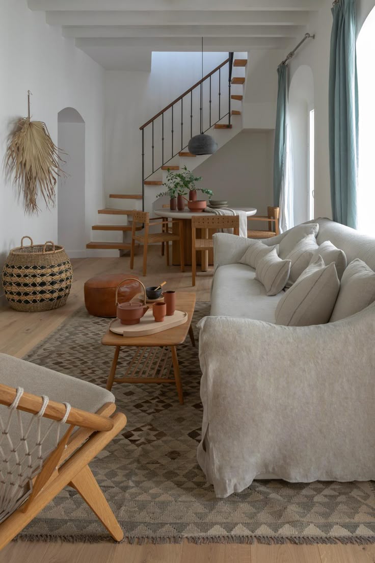 découvrez les charmes d'un toit terrasse dans un village pittoresque, offrant un espace de vie extérieur unique pour profiter des vues panoramiques et des moments de détente en plein air.