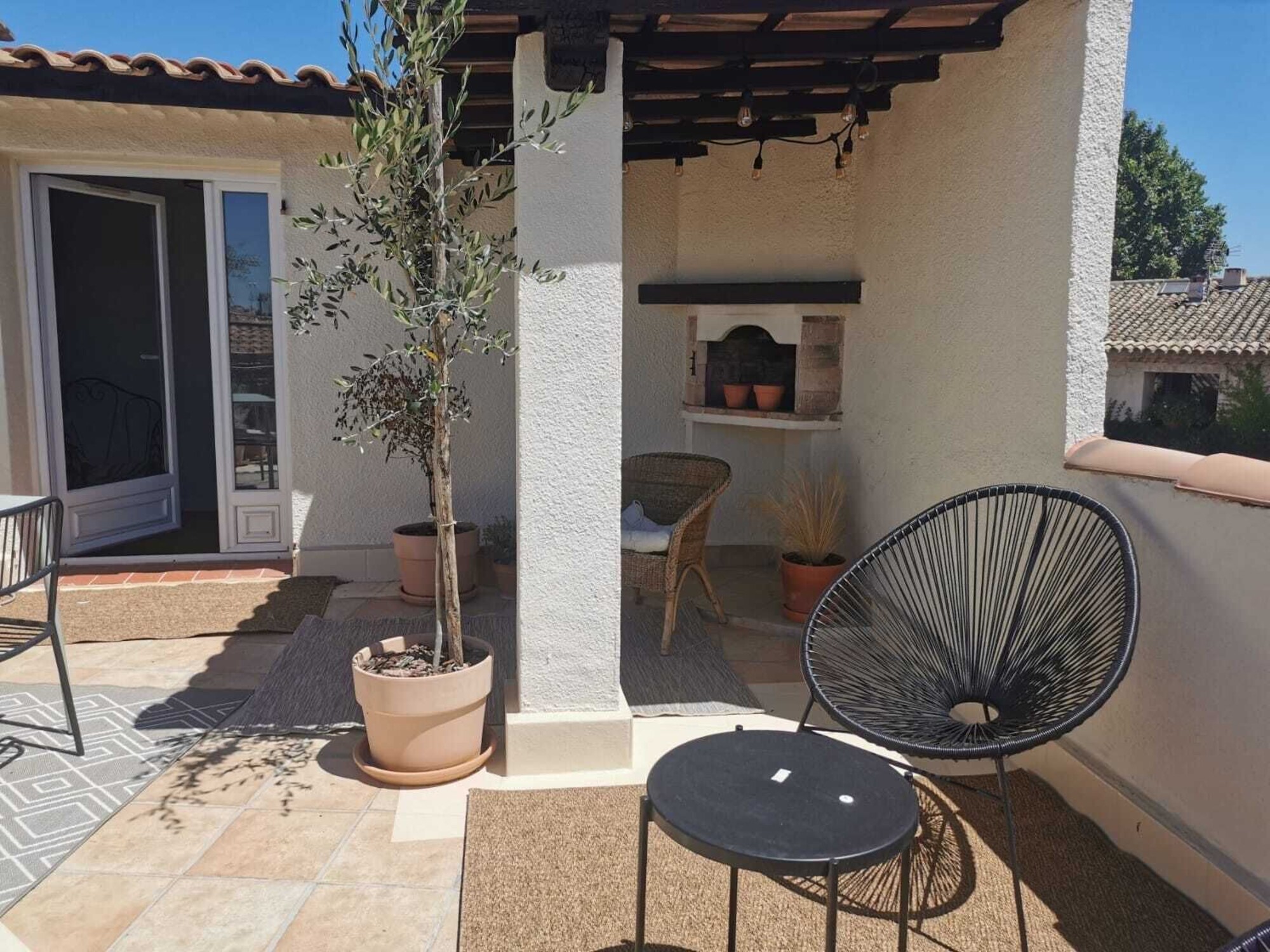 découvrez notre toit terrasse au cœur du village, un espace unique où la tranquillité rencontre la vue imprenable. profitez d'un cadre idyllique pour des moments de détente ou des repas en plein air, tout en bénéficiant de l'authenticité du village.