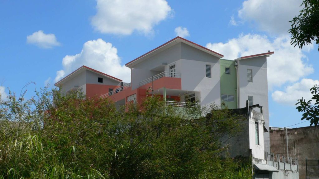 découvrez l'univers fascinant du toit tropical, un aménagement architectural qui allie esthétique et fonctionnalité. plongez dans les avantages, les matériaux et les designs innovants qui le rendent idéal pour les régions chaudes et humides.