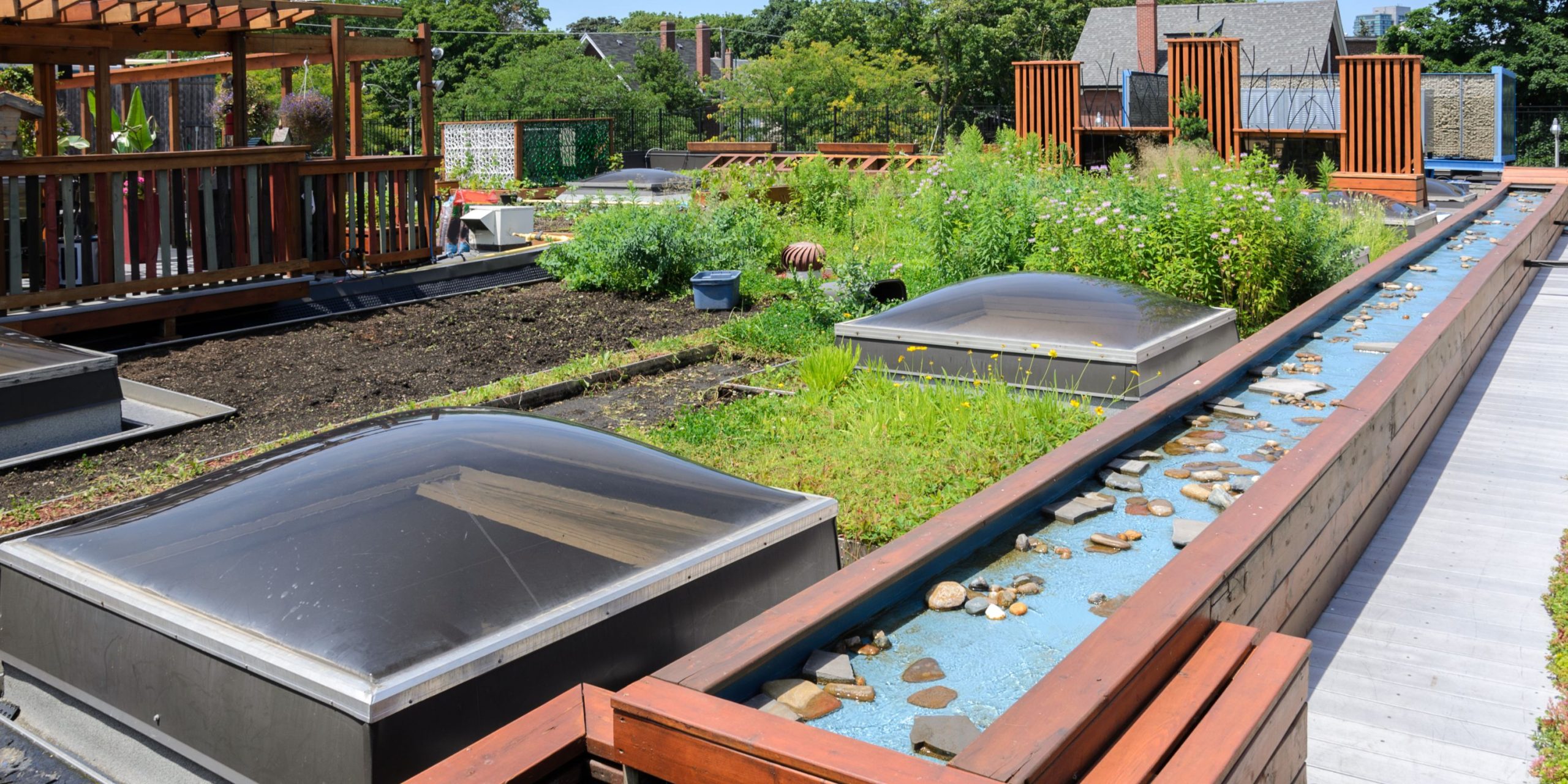 découvrez les bienfaits d'un toit végétal : une solution écologique pour améliorer l'isolation de votre maison, réduire les îlots de chaleur urbains et favoriser la biodiversité en milieu urbain. optez pour une toiture verte et contribuez à un habitat durable.