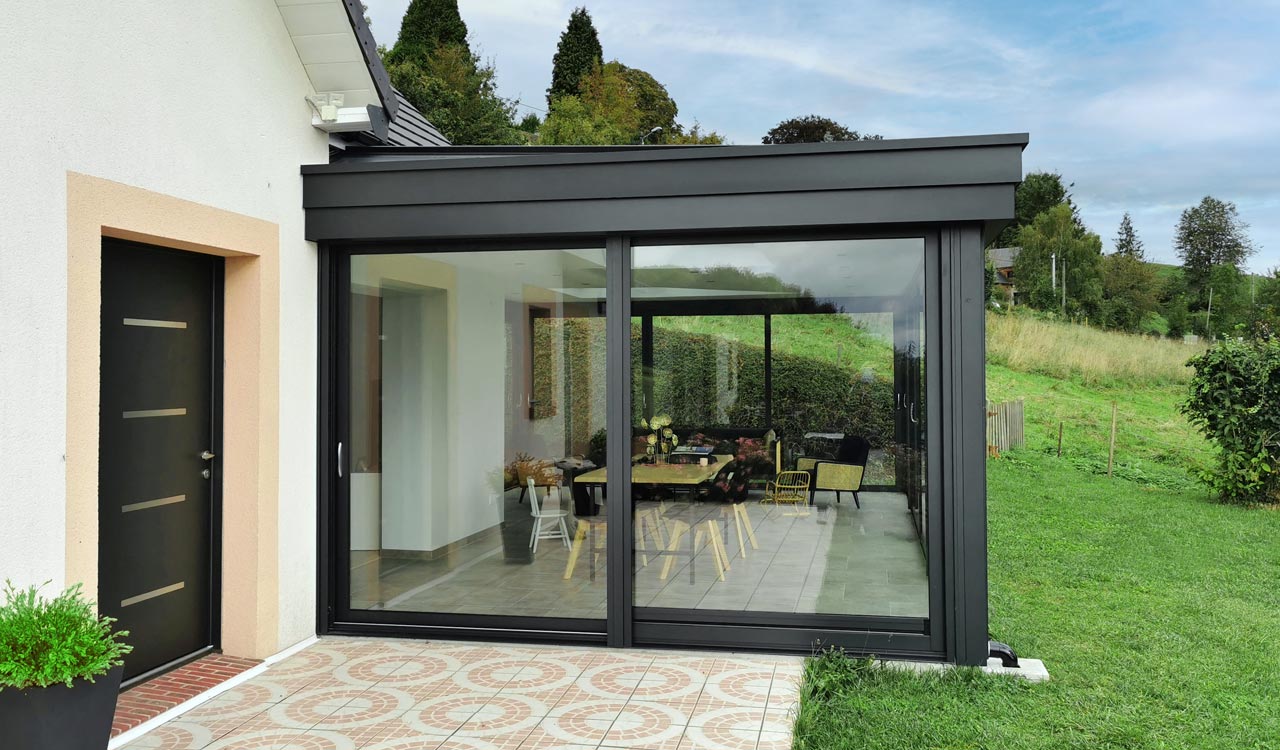 découvrez l'art de sublimer votre espace de vie avec un toit de véranda. alliez confort et esthétisme, tout en profitant de la lumière naturelle et d'une vue imprenable sur votre jardin. transformez votre véranda en un havre de paix avec nos solutions sur mesure.