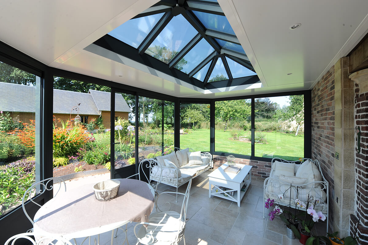 découvrez les avantages d'un toit veranda : une extension lumineuse et chaleureuse pour votre maison, idéale pour profiter de votre jardin tout en restant abrité. transformez votre espace de vie avec style et confort.