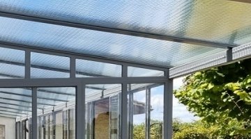 découvrez nos toits en verre sur mesure, alliant design moderne et luminosité exceptionnelle. idéals pour vos projets d'aménagement, nos solutions personnalisées s'adaptent à tous vos besoins, offrant une esthétique unique tout en garantissant une isolation thermique et phonique optimale.