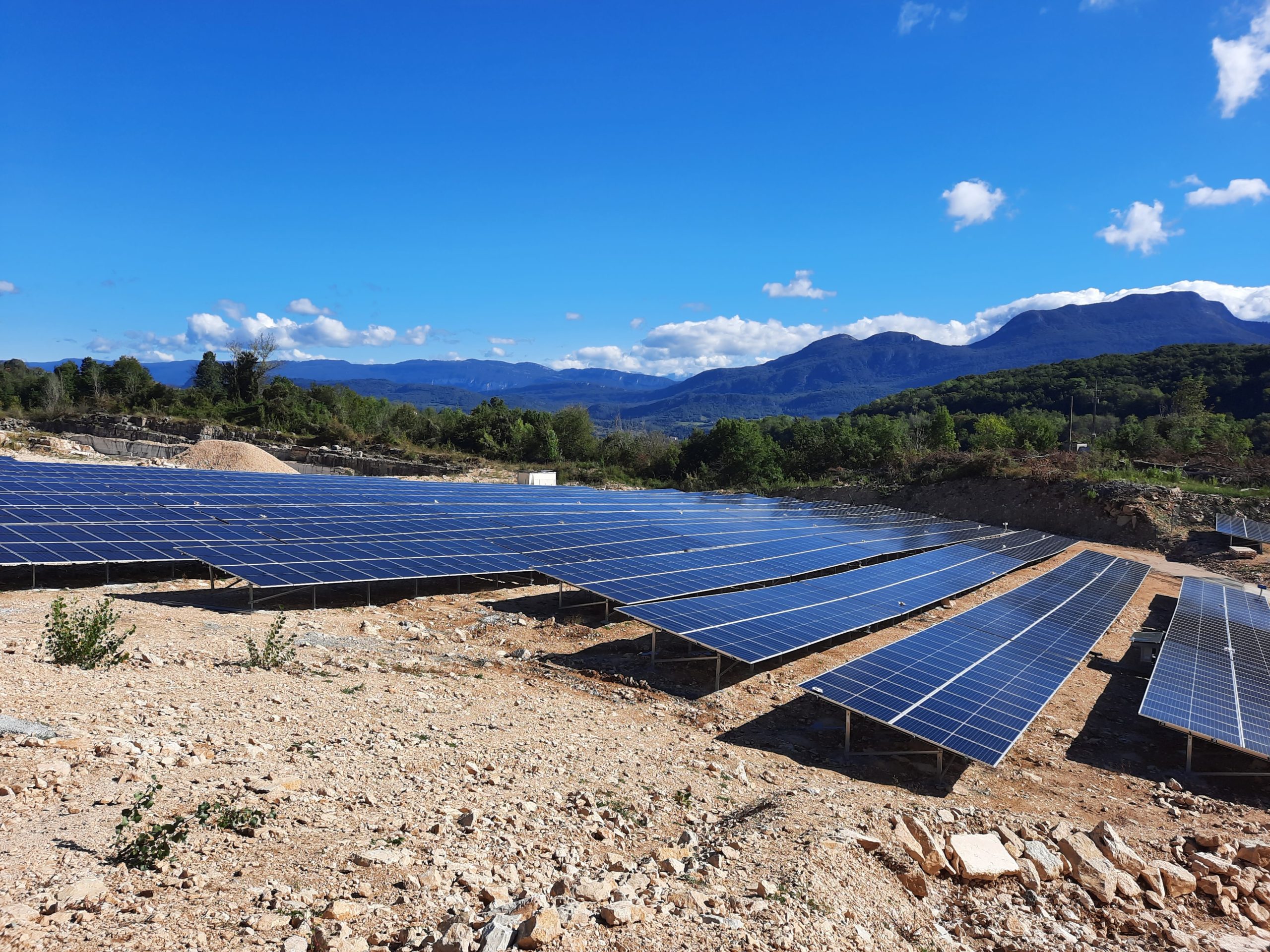 découvrez comment les toits photovoltaïques contribuent à la biodiversité en milieu urbain. explorez les avantages écologiques de cette technologie durable et comment elle favorise la faune et la flore tout en produisant de l'énergie renouvelable.