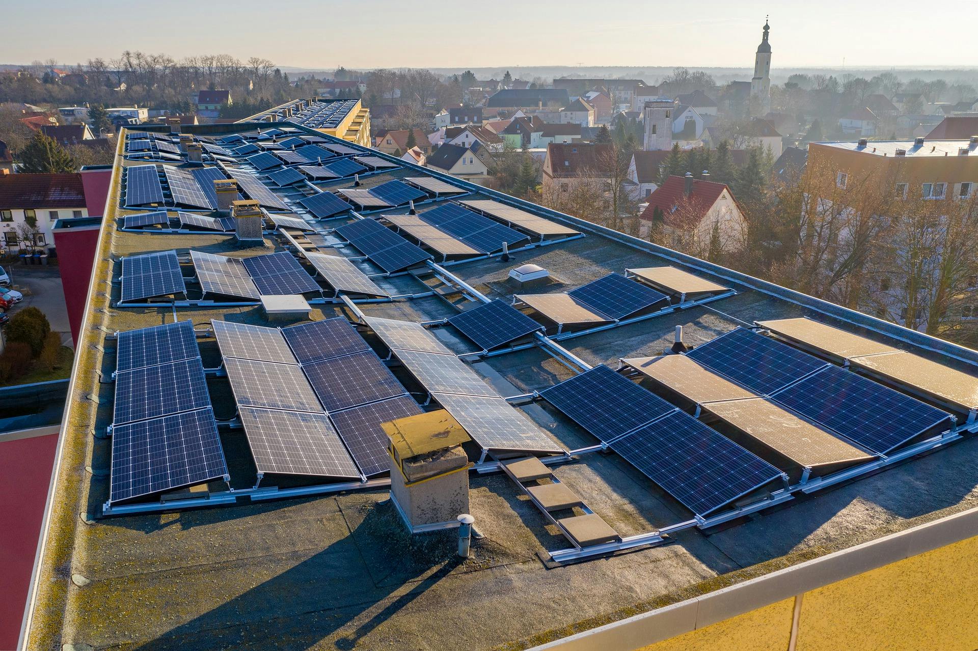 découvrez comment une toiture photovoltaïque rentable peut transformer votre maison en une source d'énergie durable et économique. profitez d'économies sur vos factures d'électricité tout en contribuant à la préservation de l'environnement grâce à l'énergie solaire.