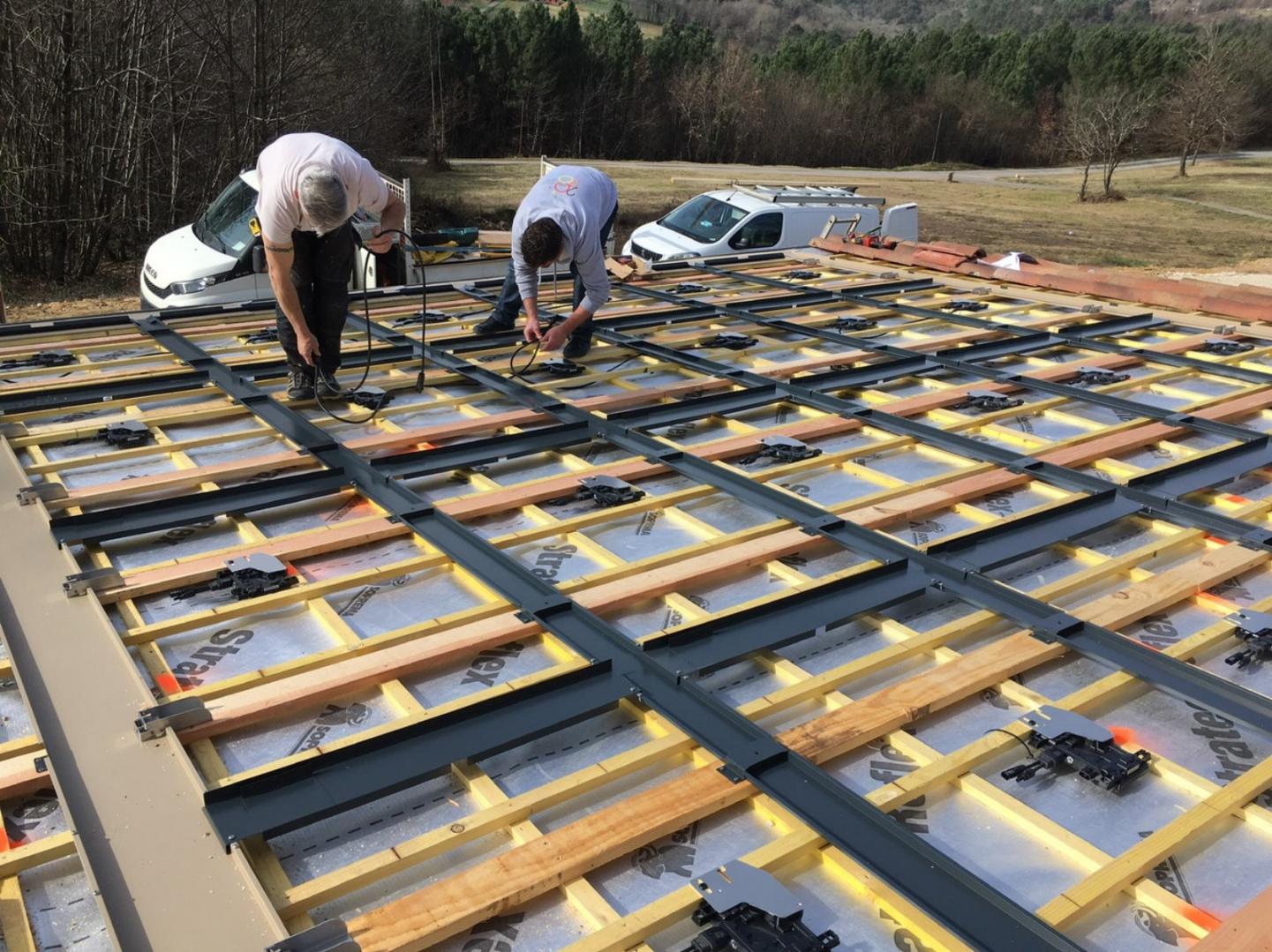 découvrez les toitures solaires en périgord, une solution durable et esthétique pour optimiser votre consommation d'énergie. profitez d'une installation de qualité, respectueuse de l'environnement, et contribuez à la transition énergétique tout en valorisant votre patrimoine. transformez votre toit en source d'énergie renouvelable avec nos experts en énergie solaire.