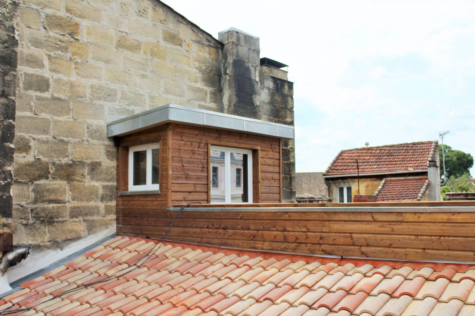 découvrez notre guide complet sur les tuiles pour toits plats. choisissez le meilleur matériau pour garantir l'étanchéité et la durabilité de votre toiture tout en valorisant l'esthétique de votre maison.