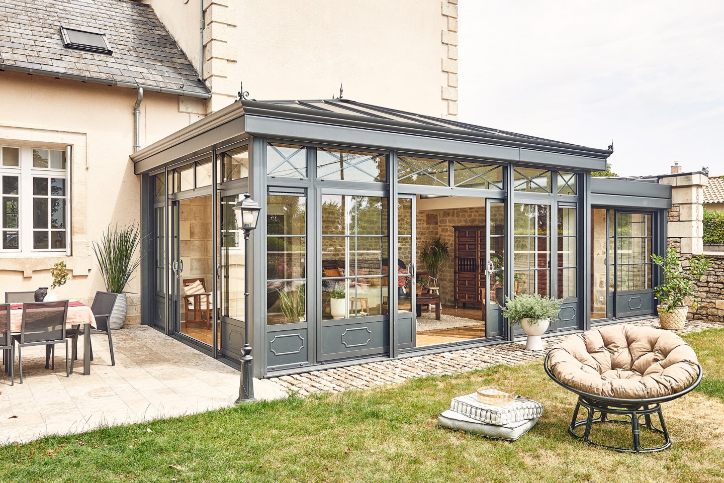 découvrez la véranda, un espace lumineux et agréable qui prolonge votre maison en harmonie avec la nature. profitez d'un moment de détente tout en étant à l'abri des intempéries, idéal pour vos repas, vos loisirs ou vos moments en famille.