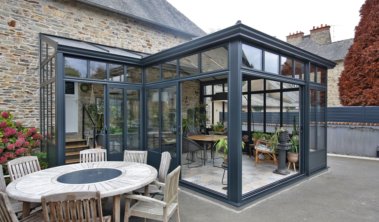 découvrez comment aménager votre espace avec une véranda élégante et fonctionnelle. profitez de la lumière naturelle tout en créant un lieu de détente et de convivialité dans votre jardin. idées, conseils et inspirations pour réaliser la véranda de vos rêves.