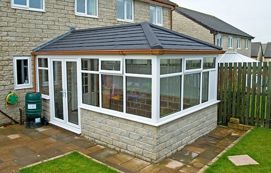 découvrez l'élégance et la modernité d'une véranda en ardoise. transformez votre espace extérieur avec une véranda qui allie esthétisme et fonctionnalité, parfaite pour profiter de la lumière naturelle tout en étant protégé des intempéries.