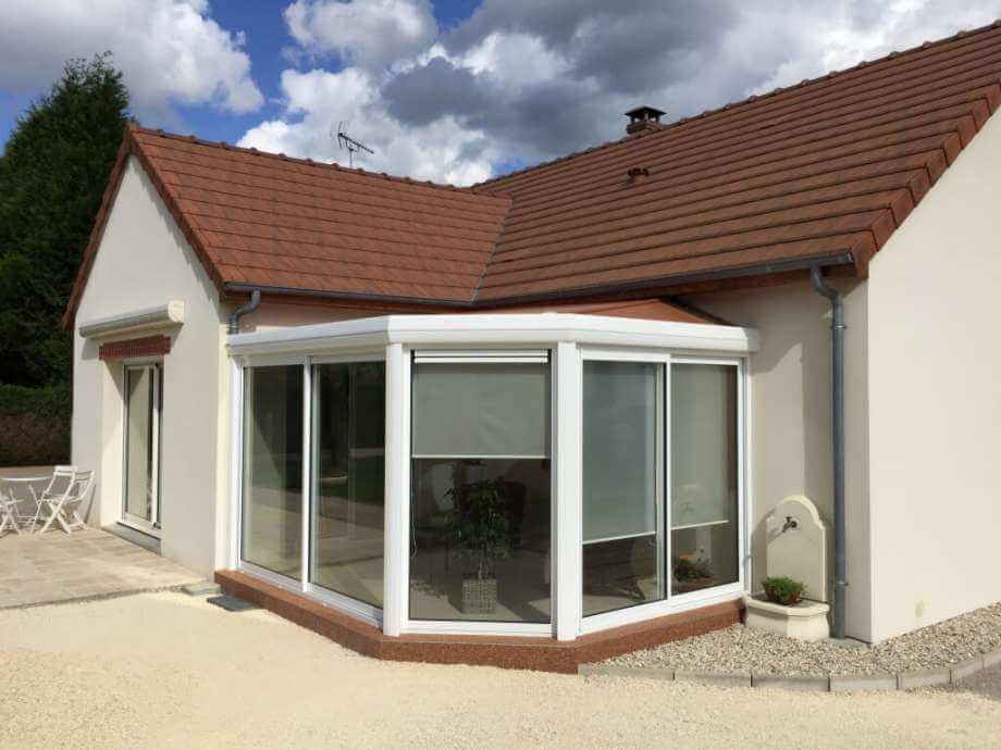 découvrez nos vérandas en ardoise, alliant design moderne et charme intemporel. transformez votre espace extérieur en un lieu de vie confortable et élégant, idéal pour profiter de la lumière naturelle tout en préservant votre intimité.