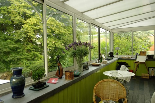 découvrez la beauté et l'élégance d'une véranda en verre, parfaite pour agrandir votre espace de vie tout en profitant de la lumière naturelle. transformez votre maison en un havre de paix, où confort et style se rencontrent.