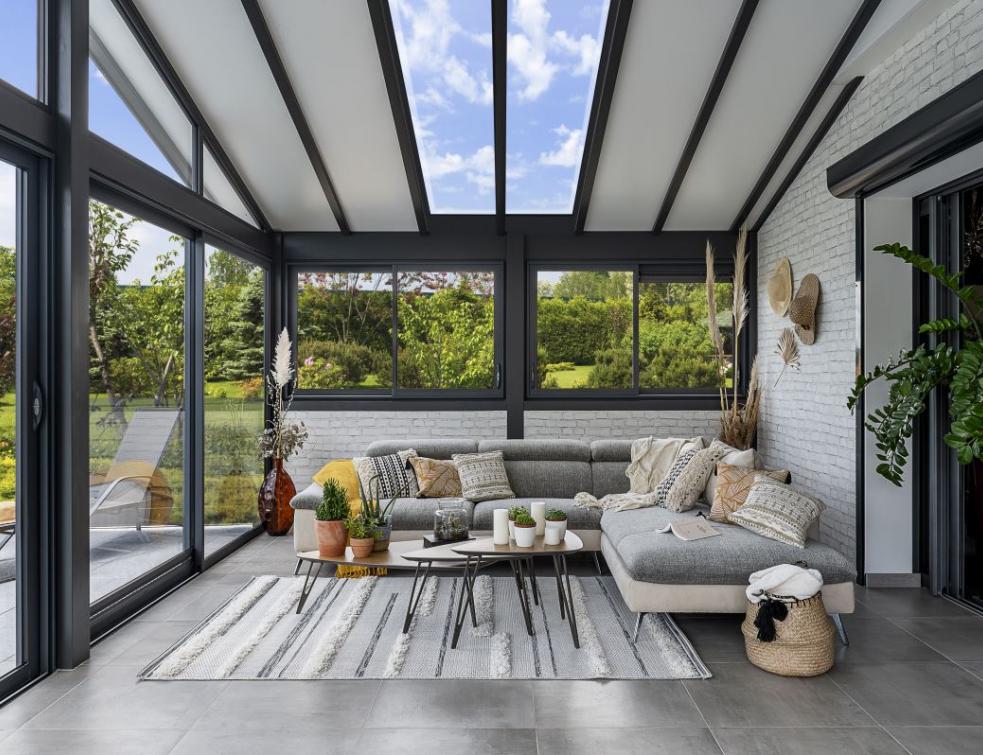 découvrez notre véranda en verre, un espace lumineux et élégant pour profiter de la nature tout en étant confortablement installé chez vous. transformez votre maison avec notre conception sur mesure et des matériaux de haute qualité.