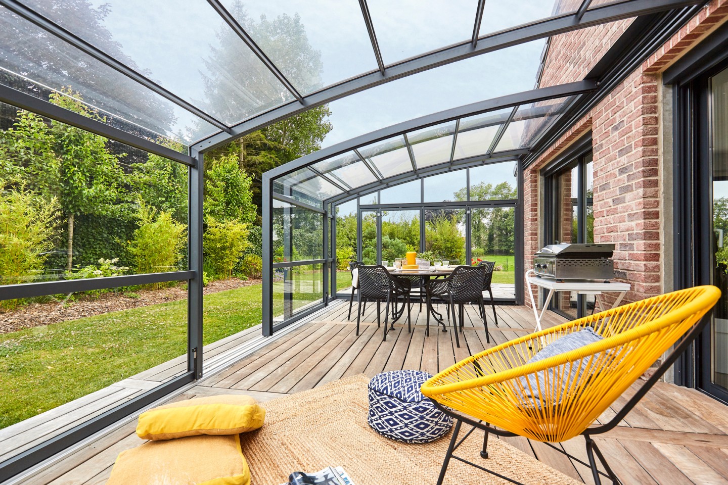 découvrez notre véranda motorisée, alliant confort et innovation. profitez d'un espace supplémentaire modulable à votre guise, facilement contrôlable grâce à un système motorisé. transformez votre maison en un havre de paix lumineux et moderne !