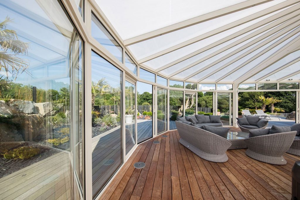 découvrez la véranda en polycarbonate, une solution idéale pour ajouter lumière et espace à votre maison. profitez de ses nombreux avantages tels que la résistance, l'isolation thermique et une installation rapide. transformez votre quotidien avec cette structure élégante et moderne.