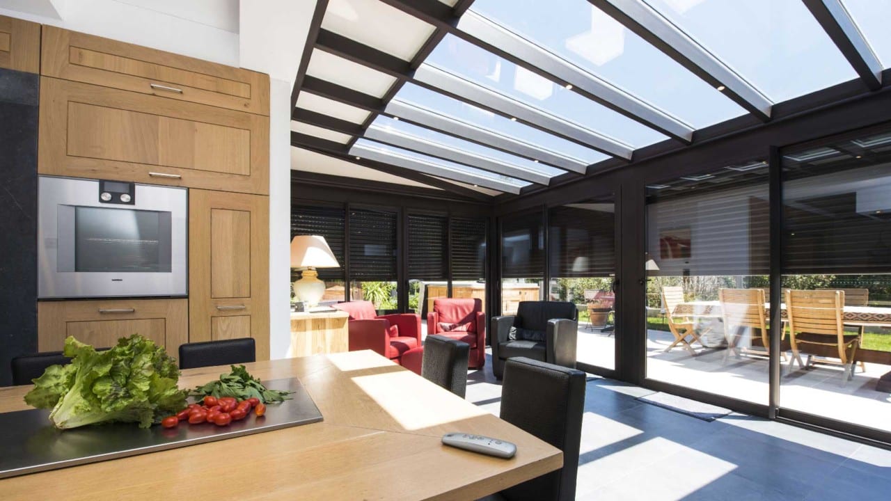 découvrez notre service de véranda sur mesure, alliant design et confort. transformez votre espace de vie avec des solutions personnalisées et modernes, adaptées à vos besoins et à votre style. profitez de la lumière naturelle et de l'élégance d'une véranda conçue spécialement pour vous.