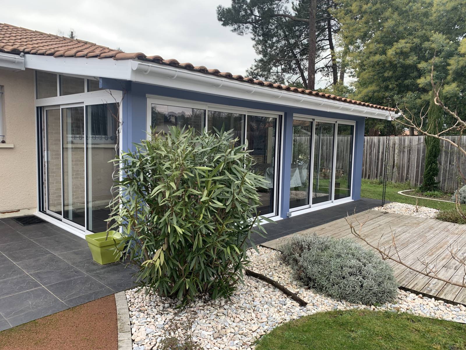 découvrez notre service de véranda sur mesure, conçu pour embellir votre espace de vie tout en maximisant la lumière naturelle. personnalisez chaque détail selon vos préférences et profitez d'un confort optimal à tout moment de l'année.