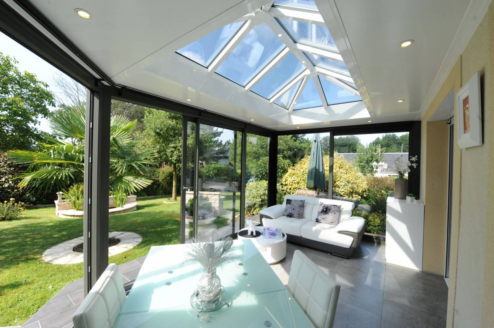 découvrez nos vérandas sur mesure, conçues pour s'adapter parfaitement à votre espace et à vos besoins. offrez-vous un espace lumineux et convivial pour profiter de votre jardin toute l'année.