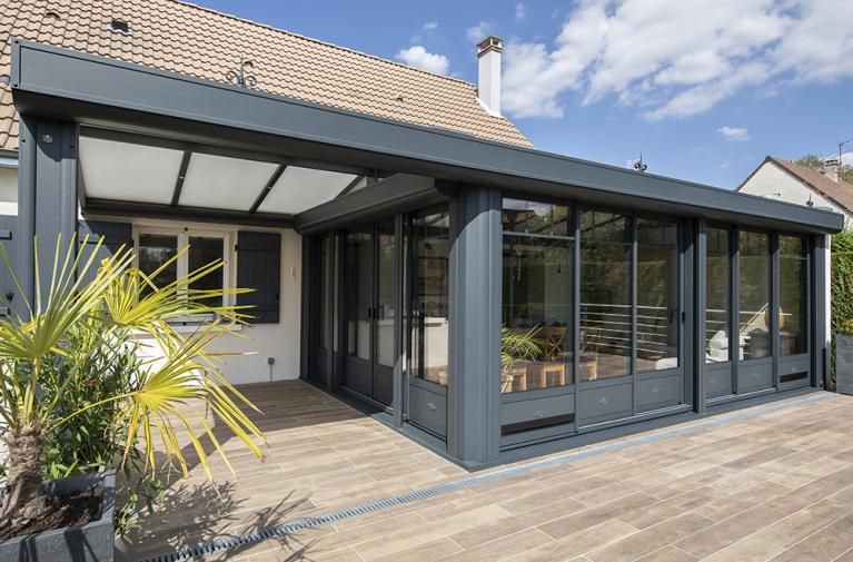 découvrez comment transformer votre espace extérieur avec une véranda terrasse, alliant confort et esthétique. idéale pour profiter de votre jardin tout au long de l'année, la véranda terrasse est la solution parfaite pour créer un nouvel espace de vie lumineux et accueillant.