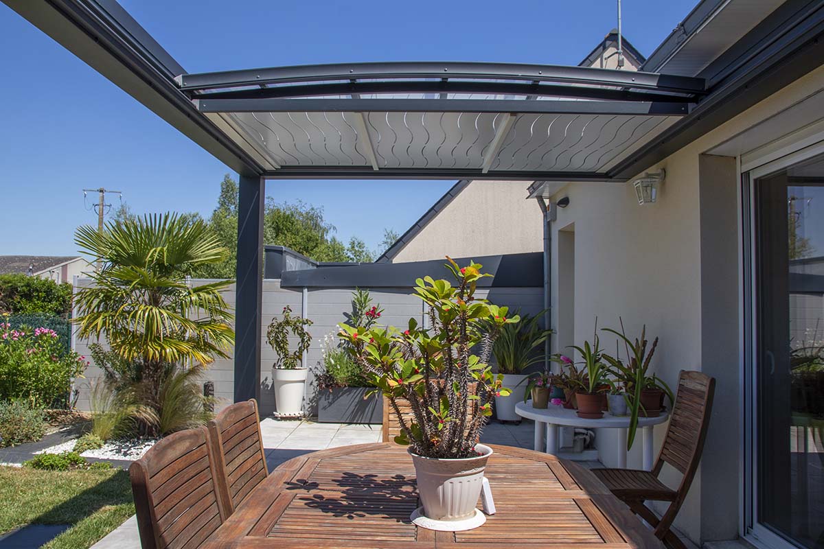 découvrez la véranda toit coulissant, une solution élégante et moderne qui vous permet de profiter de votre espace extérieur en toute saison. avec son design innovant, elle apporte luminosité et confort à votre maison tout en s’adaptant à vos envies. transformez votre jardin en un espace de vie agréable grâce à cette véranda polyvalente.