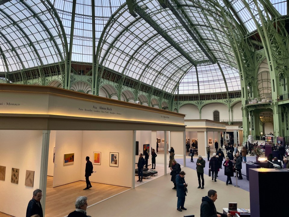 découvrez la magie des verrières à paris : des espaces lumineux où le charme de l'architecture rencontrent la beauté de la lumière naturelle. transformez votre intérieur en un havre de paix avec nos solutions sur mesure.