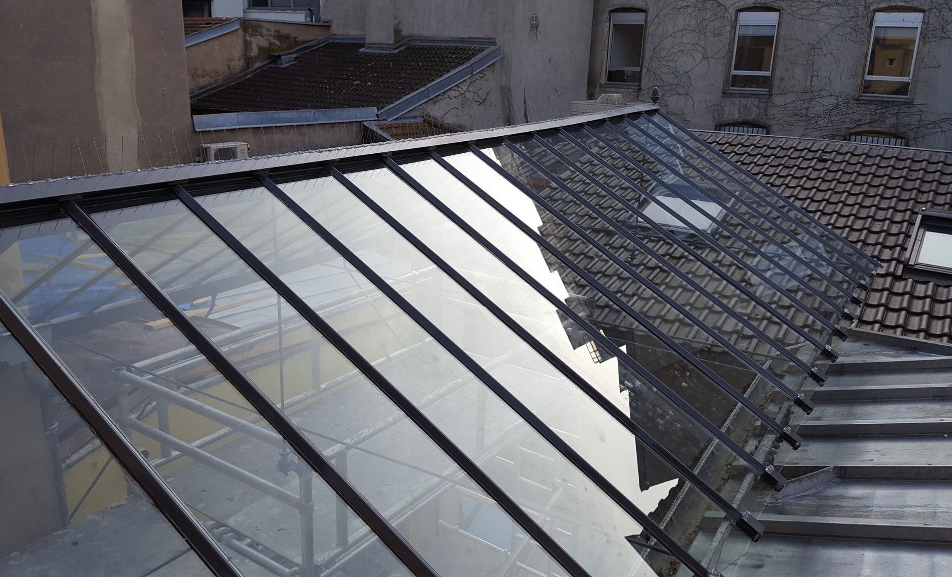 découvrez nos verrières de toit à paris, élégantes et lumineuses, conçues pour transformer vos espaces de vie en véritables havres de paix. profitez de la luminosité naturelle tout en ajoutant une touche de modernité à votre intérieur.