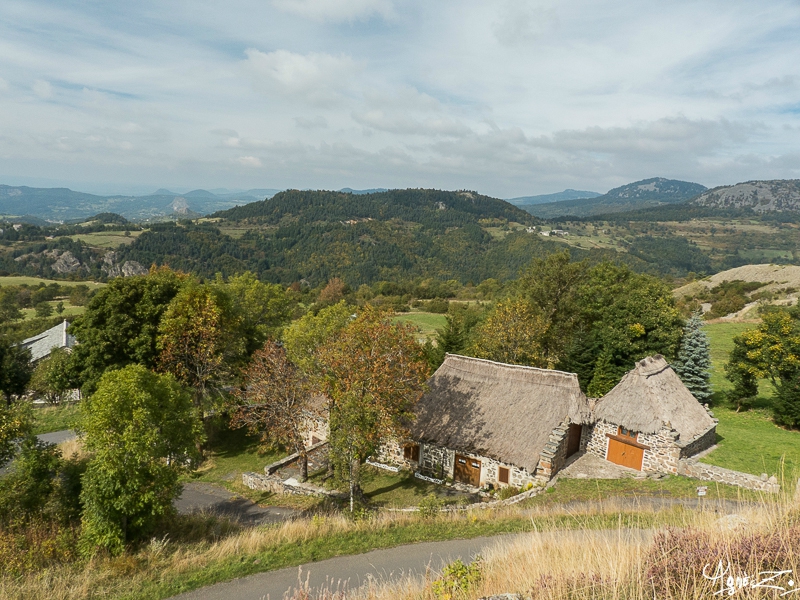 découvrez le charmant village de chaume en haute-loire, un endroit pittoresque où la nature rencontre l'histoire. explorez ses ruelles pavées, ses paysages époustouflants et savourez l'authenticité de la culture locale. un havre de paix idéal pour les amoureux de la randonnée et du patrimoine.