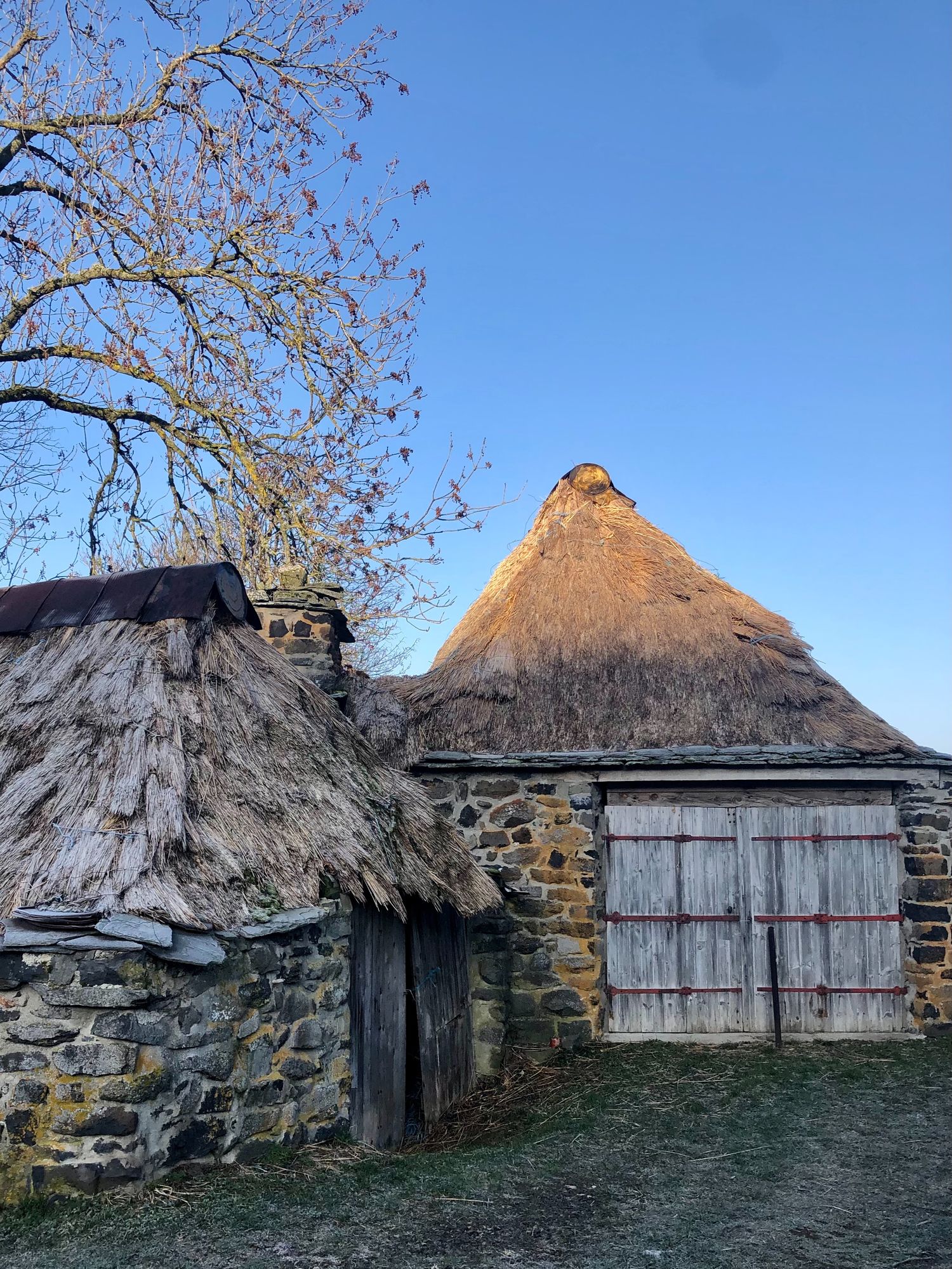 découvrez le village pittoresque de chaume en haute-loire, un havre de paix niché au cœur de la nature française. idéal pour les amoureux des paysages verdoyants et des vieilles pierres, chaume offre une ambiance authentique et des activités culturelles enrichissantes.