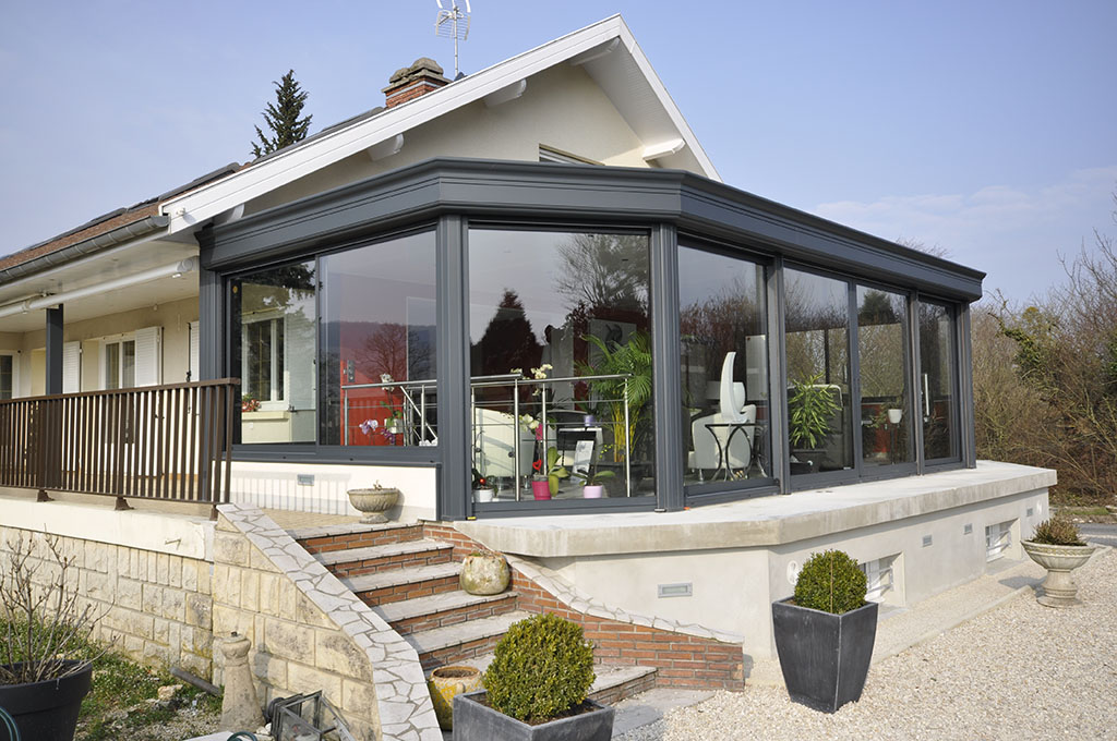 découvrez notre sélection de volets pour véranda, alliant esthétique et fonctionnalité. protégez votre espace tout en laissant entrer la lumière naturelle, avec des options adaptées à tous les styles.