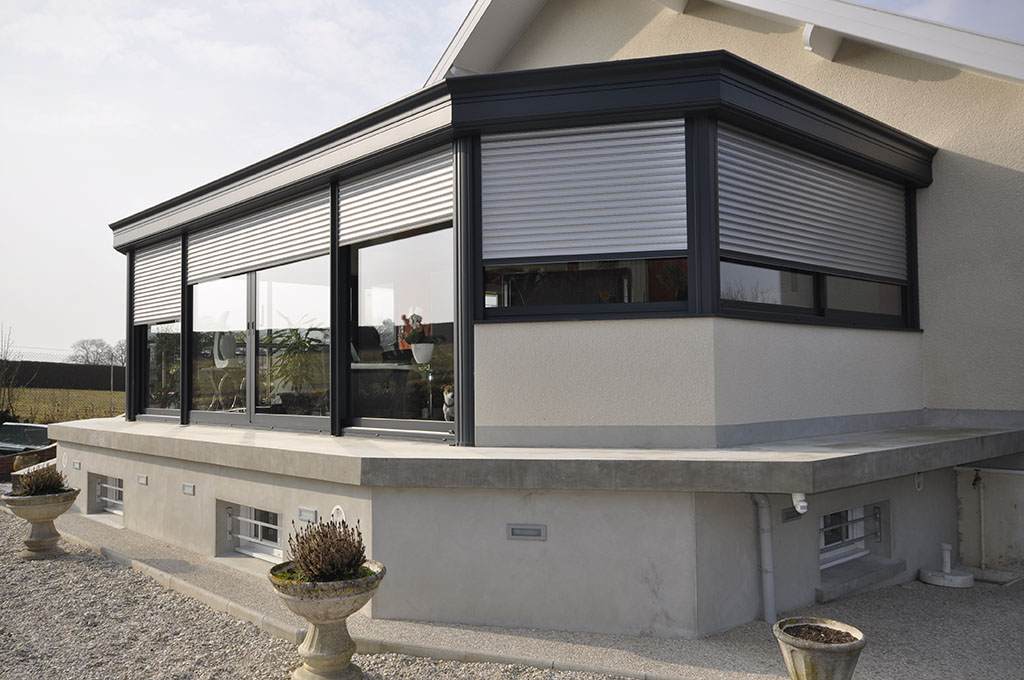 découvrez nos volets spécialement conçus pour vérandas, alliant esthétisme et protection. protégez votre espace tout en ajoutant une touche de style à votre véranda. idéaux pour réguler la lumière et préserver votre intimité.