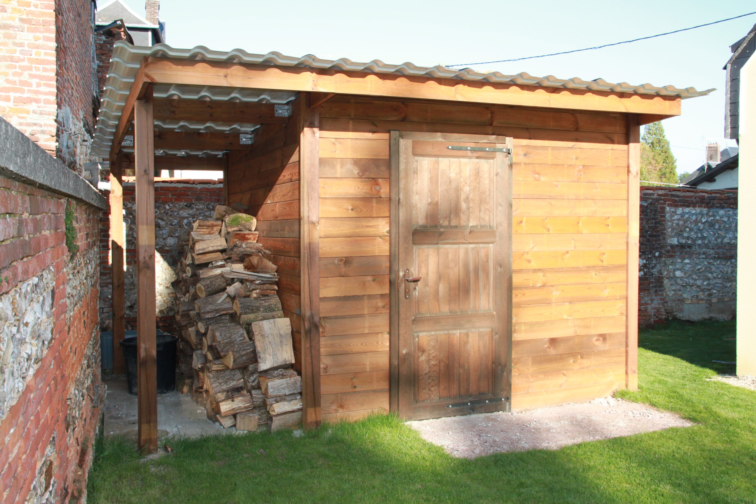 découvrez notre sélection d'abris de jardin à pente, idéaux pour optimiser l'espace de votre extérieur tout en ajoutant une touche esthétique. protégez vos outils et équipements de jardinage avec style et fonctionnalité.