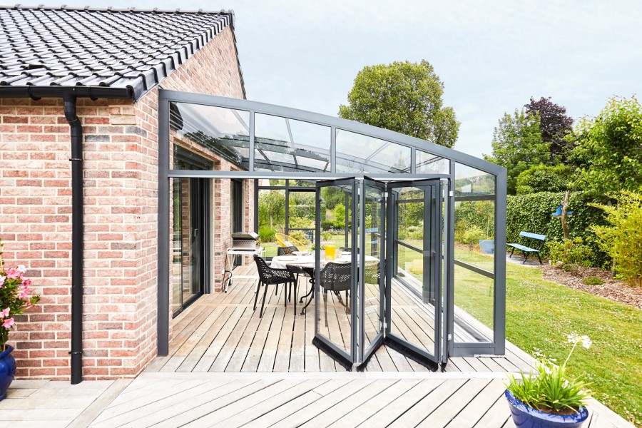 découvrez notre abri de jardin avec toit rétractable, alliant fonctionnalité et esthétisme. profitez d'un espace extérieur adaptable à toutes vos envies, que ce soit pour protéger vos outils ou créer un coin détente. facile à installer et à manipuler, cet abri est l'ajout idéal pour optimiser votre jardin tout en ajoutant une touche moderne.