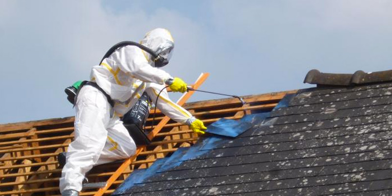 découvrez tout ce qu'il faut savoir sur l'amiante dans les toits : risques, réglementation, méthodes de détection et options de désamiantage pour garantir la sécurité de votre habitation.