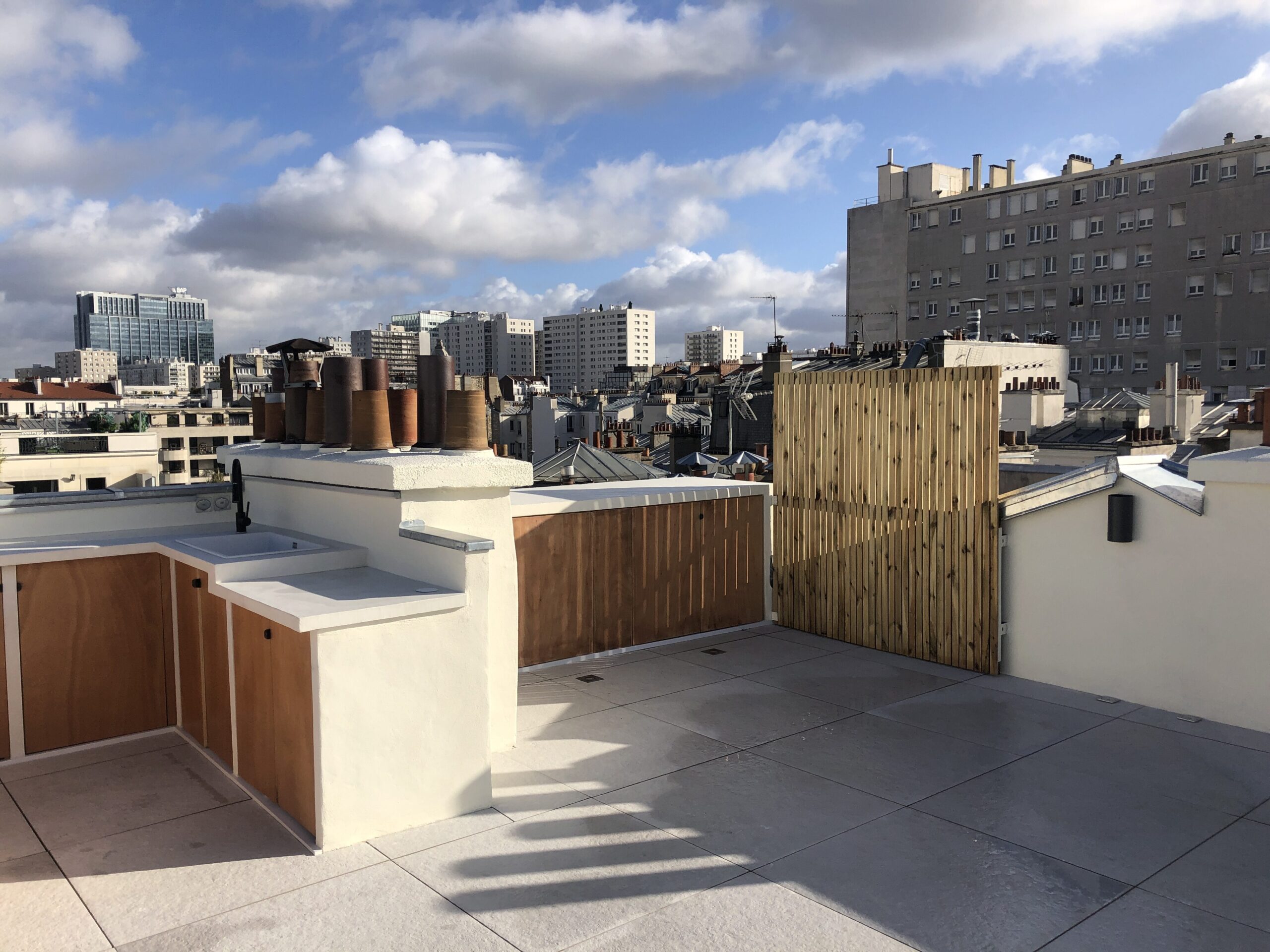 découvrez un élégant appartement sous les toits de paris, offrant une vue imprenable sur la ville lumière et un cadre de vie unique alliant confort et style. parfait pour une escapade romantique ou un séjour inoubliable dans la capitale.