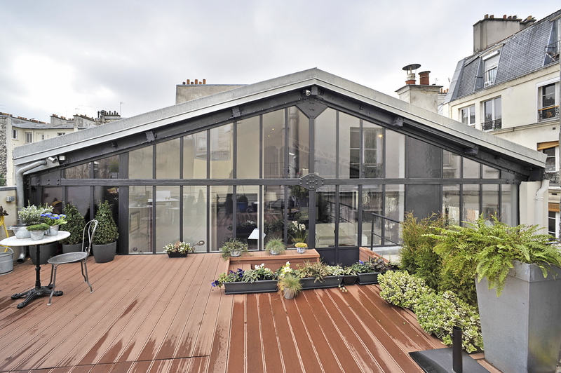 découvrez notre appartement sur le toit à paris, offrant une vue imprenable sur la ville lumière. profitez d'un espace de vie élégant et moderne, idéalement situé pour explorer les attractions emblématiques de la capitale française. réservez dès maintenant pour une expérience inoubliable !