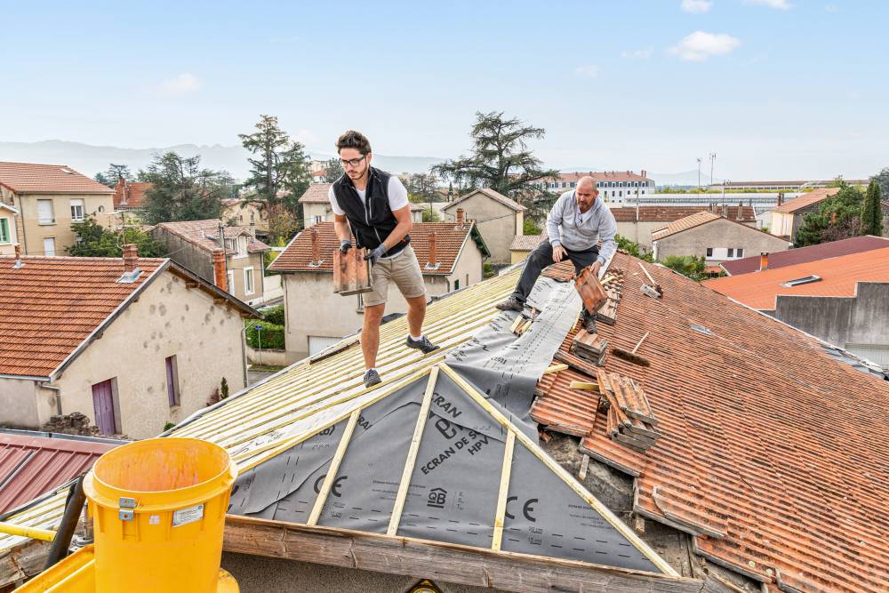 découvrez notre artisan toiture spécialisé dans la rénovation, la réparation et l'entretien de toits. bénéficiez de conseils d'experts et d'un service de qualité pour protéger votre maison des intempéries.