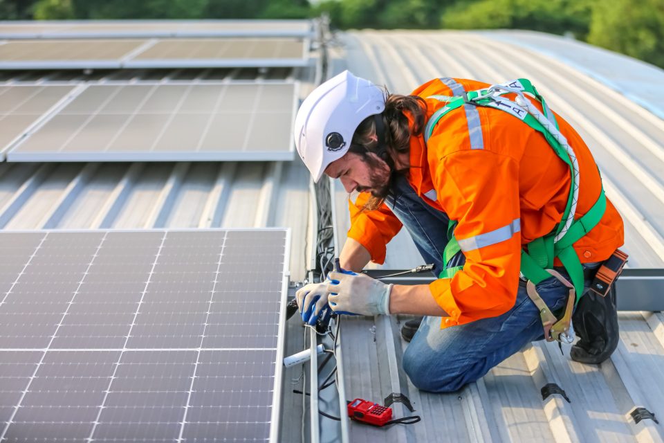 découvrez les associations engagées dans l'entretien des installations solaires. apprenez comment elles contribuent à la durabilité et à l'efficacité des énergies renouvelables grâce à des pratiques d'entretien optimales.