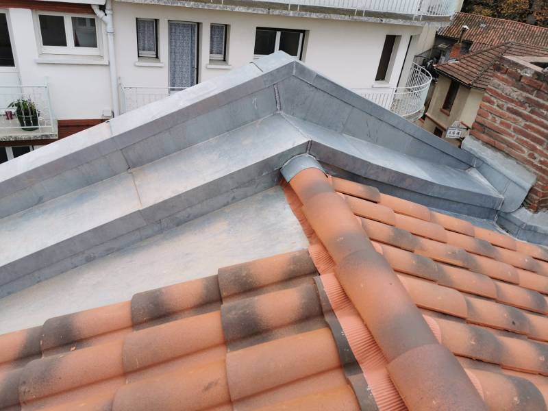 protégez votre maison des dégâts causés par les fuites de toit grâce à notre assurance spécialisée. bénéficiez d'une couverture complète et réactive pour réparer vos dommages et préserver votre sécurité. obtenez votre devis dès maintenant!