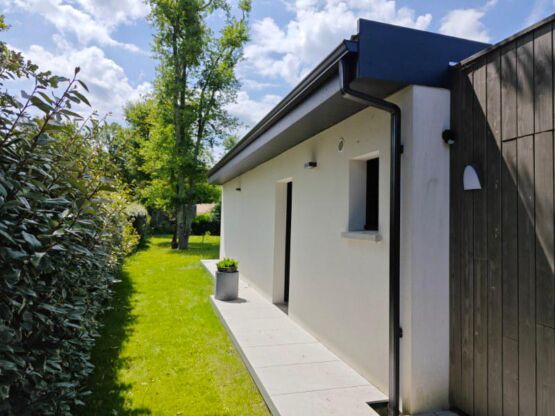 découvrez tout ce qu'il faut savoir sur l'avant-toit : son importance dans l'architecture, ses avantages pour la protection de votre maison et des conseils d'entretien pour garantir sa durabilité. informez-vous sur les matériaux et styles disponibles pour embellir votre toiture.