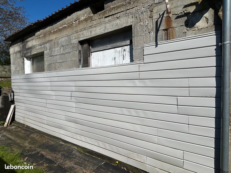 découvrez le bardage pvc, une solution esthétique et durable pour l'habillage extérieur de votre maison. résistant aux intempéries et facile d'entretien, il est disponible dans une variété de styles et de couleurs pour s'adapter à toutes vos envies. améliorez l'isolation de votre habitat tout en lui offrant une touche moderne !