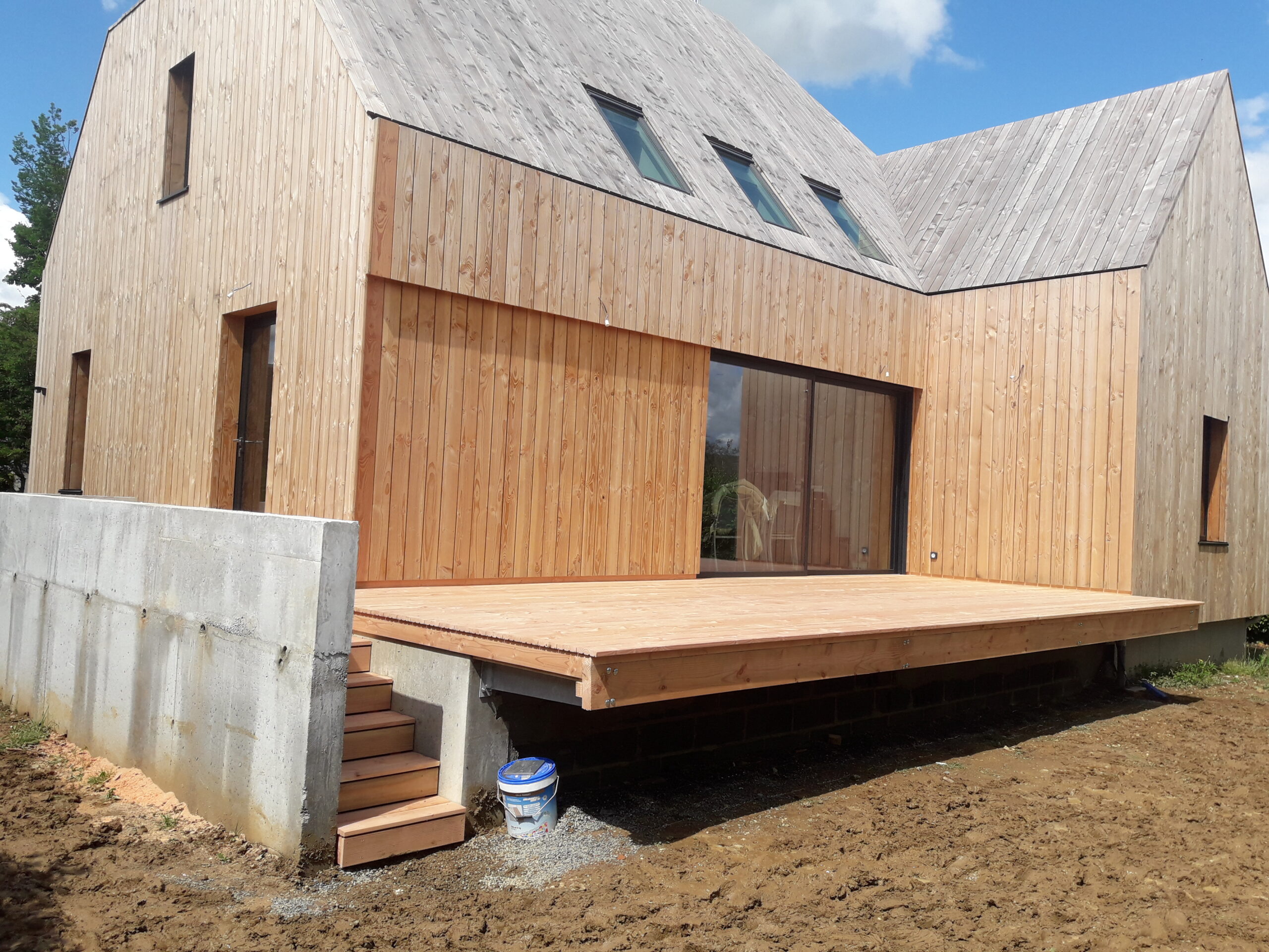 découvrez les avantages du bardage en bois pour votre toit. alliant esthétique et performance, ce matériau naturel apporte chaleur et caractère à votre maison tout en assurant une isolation efficace. transformez votre habitat avec un bardage qui résiste aux intempéries et joue la carte de l'écologie.