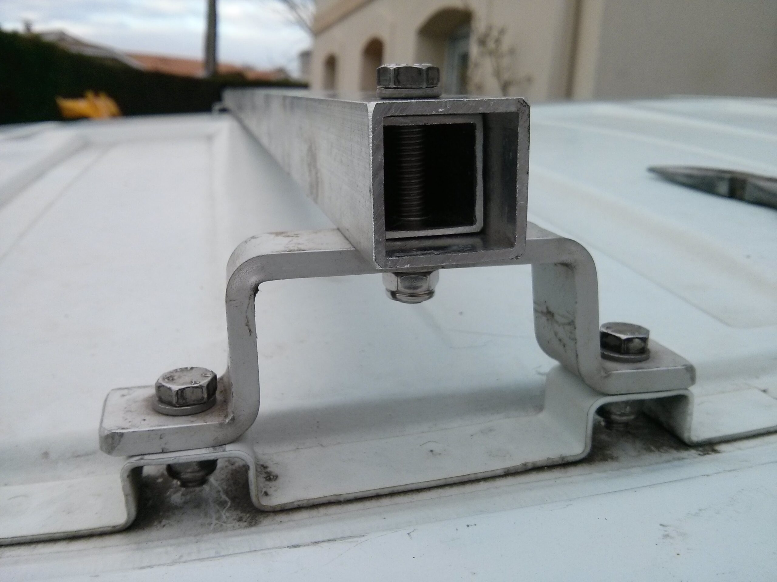 découvrez nos barres de toit spécialement conçues pour le véhicule trafic, idéales pour transporter vos équipements et bagages en toute sécurité. robustes et faciles à installer, nos barres allient fonctionnalité et design pour un voyage sans contrainte.