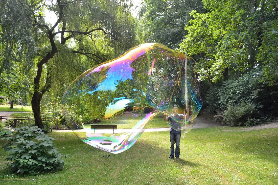 découvrez l'univers fascinant des bulles, ces petites sphères iridescentes qui émerveillent petits et grands. apprenez tout sur leur création, leur impact dans la nature et comment les intégrer dans des jeux et activités ludiques. plongez dans le monde enchanté des bulles !