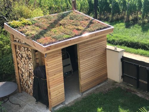 découvrez notre cabane au toit végétal, un havre de paix écologique qui s'intègre harmonieusement dans la nature. parfaite pour se ressourcer, elle allie confort moderne et respect de l'environnement. profitez d'une expérience inédite au cœur de la verdure.