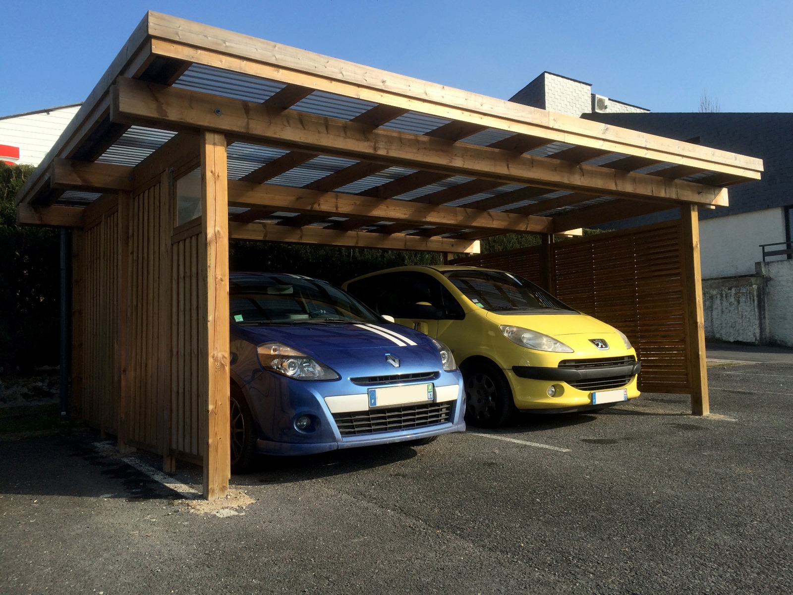 découvrez notre carport plat pour 2 voitures, alliant fonctionnalité et esthétisme. protégez vos véhicules des intempéries tout en ajoutant une touche moderne à votre extérieur.