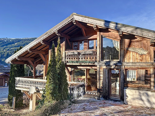 découvrez notre charmant chalet avec terrasse, un havre de paix idéal pour se ressourcer en pleine nature. profitez d'une vue imprenable et d'un cadre idyllique pour vos escapades en famille ou entre amis.