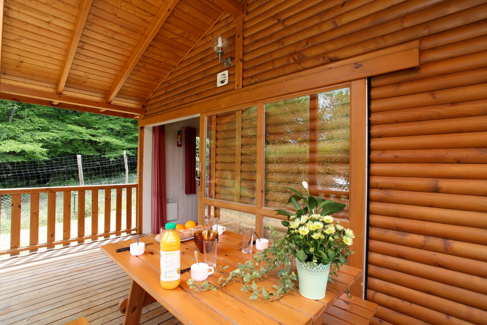 découvrez le charme d'un chalet avec terrasse, parfait pour profiter de la nature et du plein air. idéal pour des vacances reposantes, il offre un cadre chaleureux et convivial pour se ressourcer en famille ou entre amis.