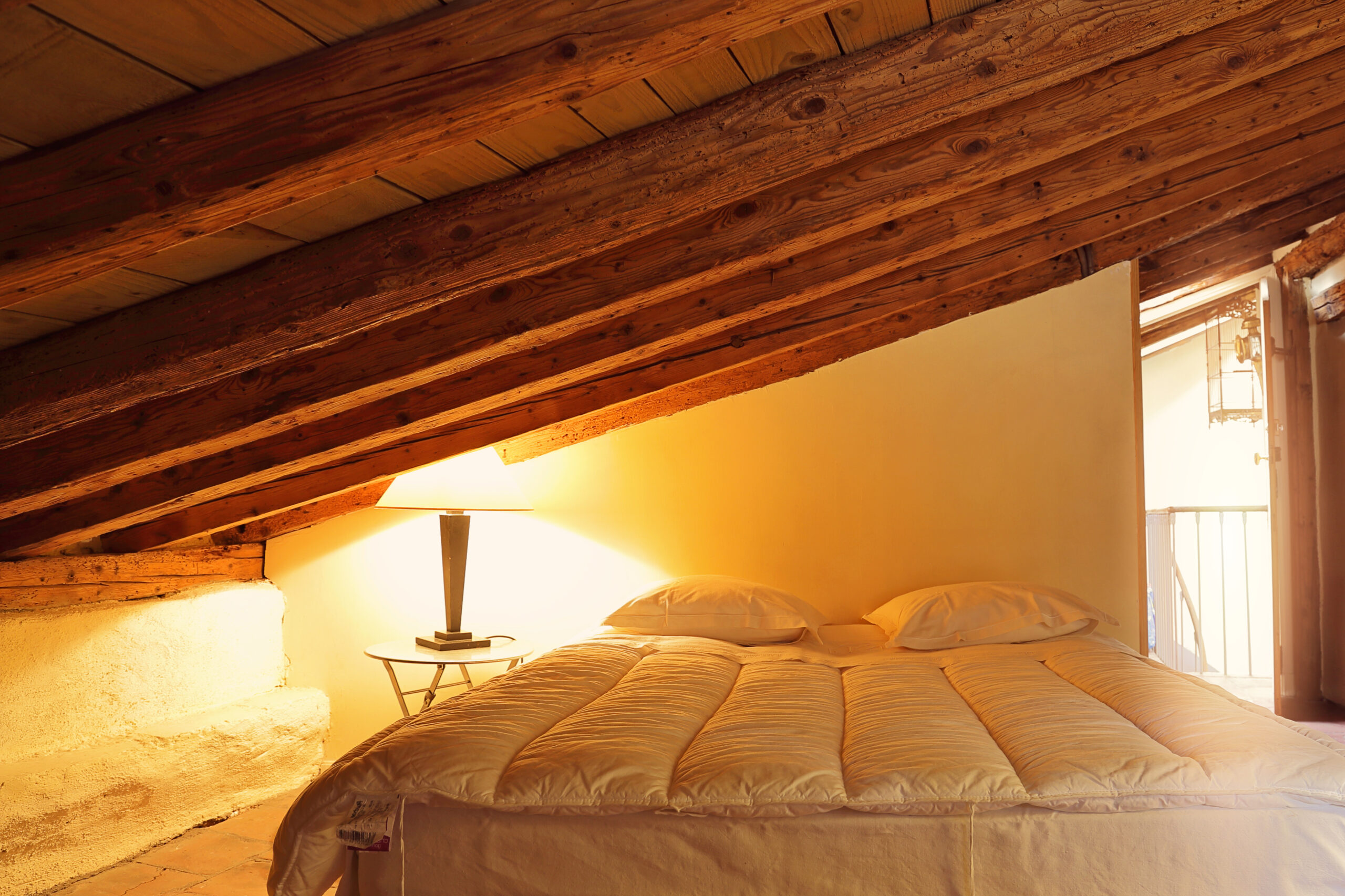 découvrez le charme intemporel d'une chambre mansardée, où l'élégance rencontre la fonctionnalité. profitez d'un espace cosy sous les toits, parfait pour des nuits paisibles et un décor chaleureux.