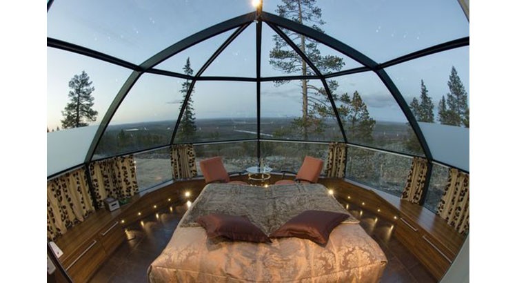 découvrez notre chambre au toit en verre, un espace unique alliant confort moderne et transparence. profitez d'une vue imprenable sur le ciel et la nature environnante tout en vous relaxant dans un cadre chic et contemporain.