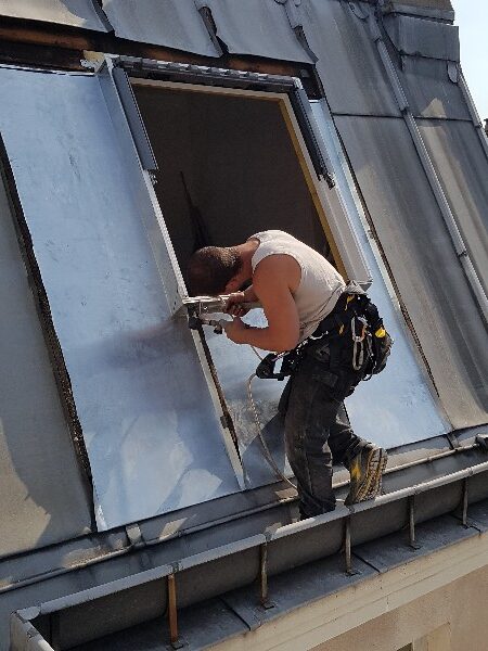 transformez votre espace sous toit en remplaçant vos anciennes fenêtres par des modèles modernes et écoénergétiques. améliorez l'éclairage naturel et l'isolation de votre maison tout en revalorisant votre habitat grâce à nos conseils et services spécialisés.